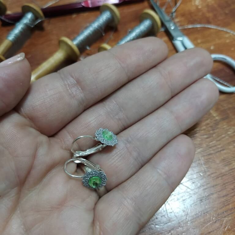 Mini klekljani uhani s kristalčkom - slika 3
