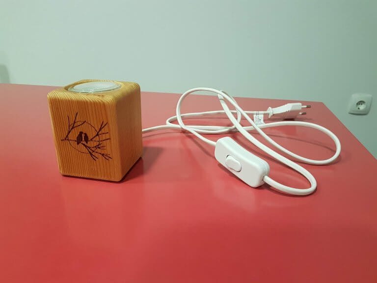 LED nočna lesena lučka