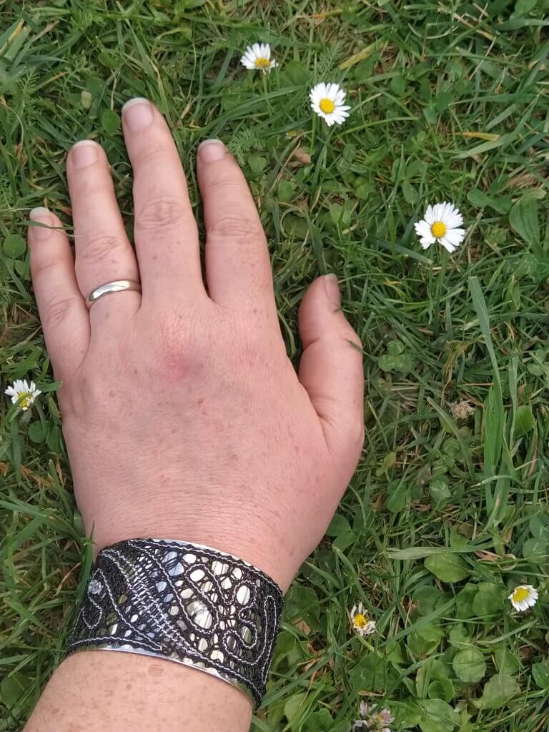 Kovinska zapestnica s klekljano čipko - slika 4