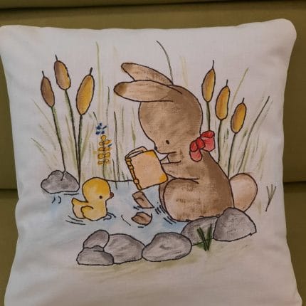 Okrasna blazina "Zajček bere"