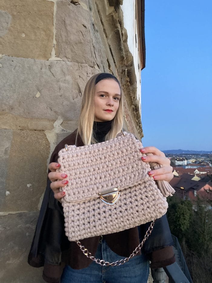 Lela torbica z zlatimi dodatki - slika 2