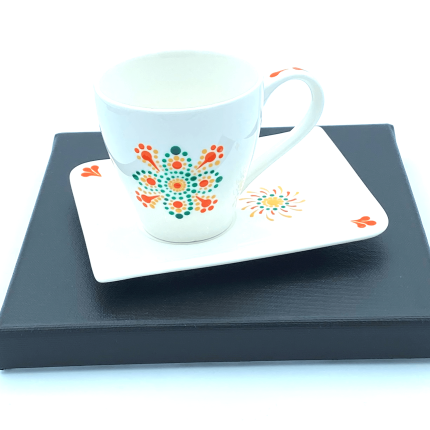 Skodelica s podstavkom iz porcelana