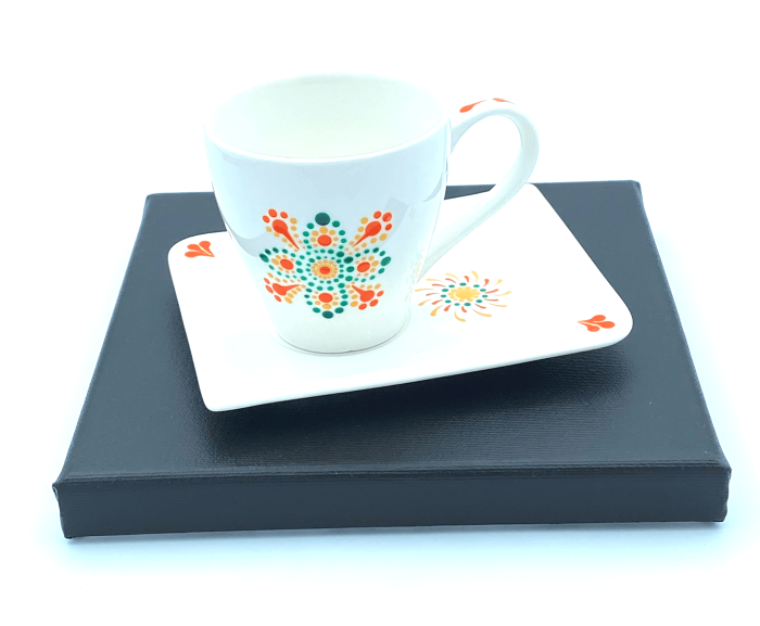 Skodelica s podstavkom iz porcelana
