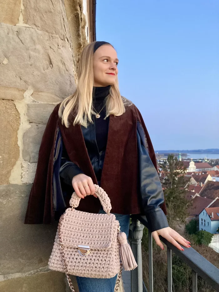 Lela torbica z zlatimi dodatki - slika 4