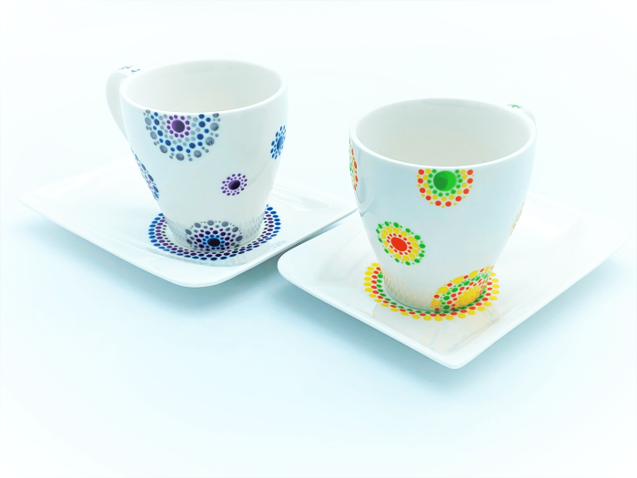 Komplet skodelic s podstavkom iz porcelana