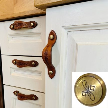 Usnjeni pohištveni ročaji French Motiv, zlati gravirani vijaki