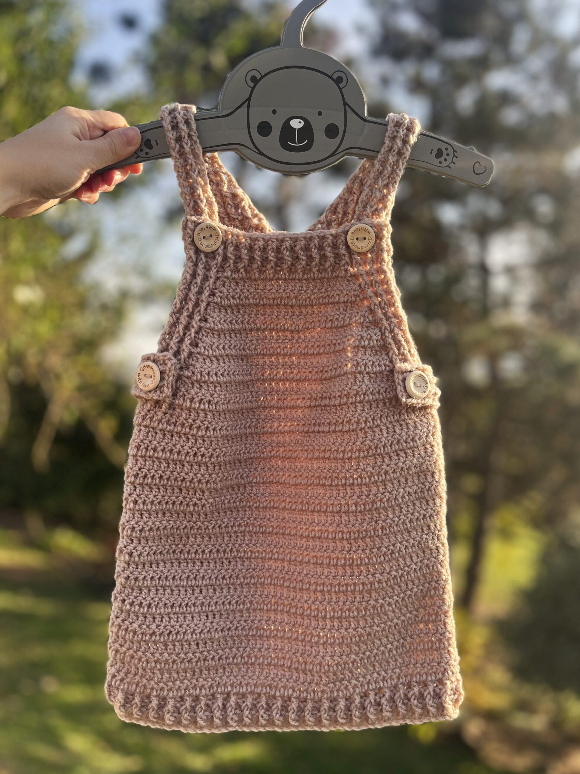 Mila – otroška kvačkana oblekica