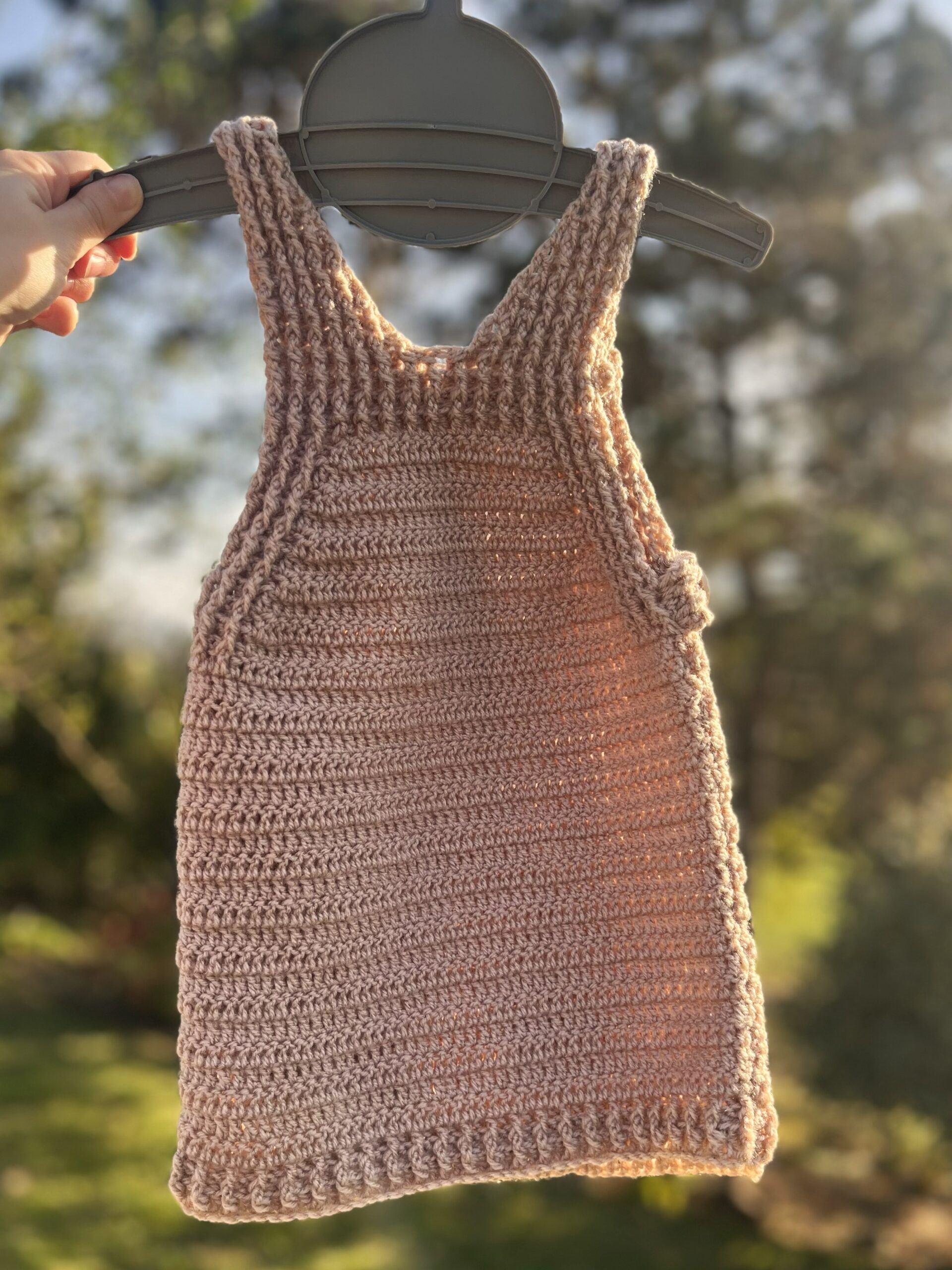 Mila – otroška kvačkana oblekica - slika 2