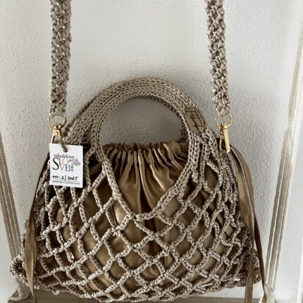 Unikatna kvačkana luknjasta torbica v bež barvi