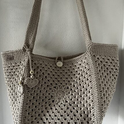 Kvačkana torba v bež barvi z dodatki