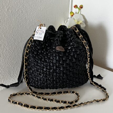 Kvačkana črna torbica-imitacija usnje