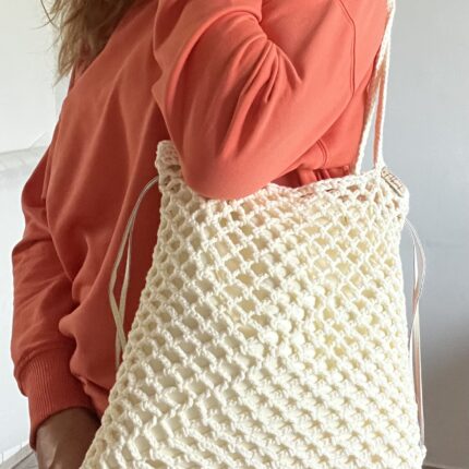 Kvačkana torbica v smetana barvi z dodatkom usnja