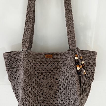 Kvačkana torba v sivo rjavi barvi