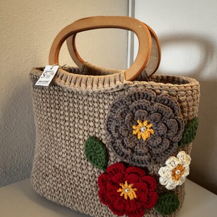 Kvačkan cekar z dodatkom rožic, narejen iz bombažne preje