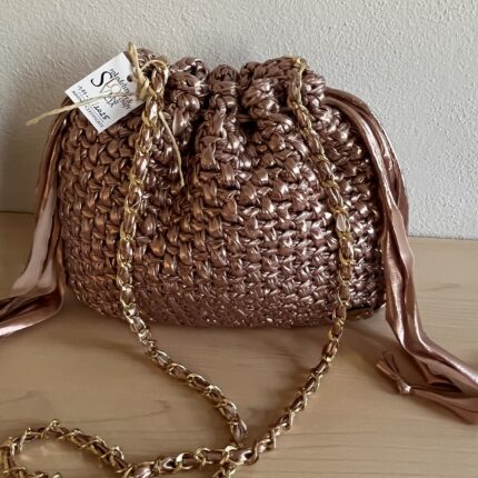 Kvačkana torbica v metallic rose-gold barvi