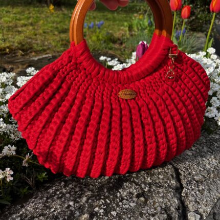 Kvačkana torbica v rdeči barvi z ročajem, unikatna