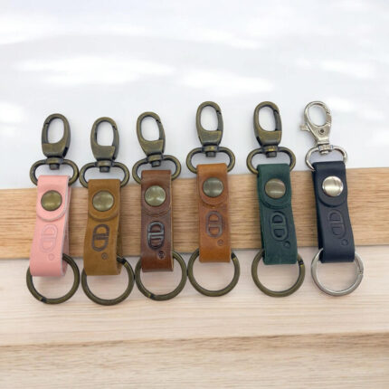 Usnjeni obesek za ključe TRAK, gravura imena, inicialk.....