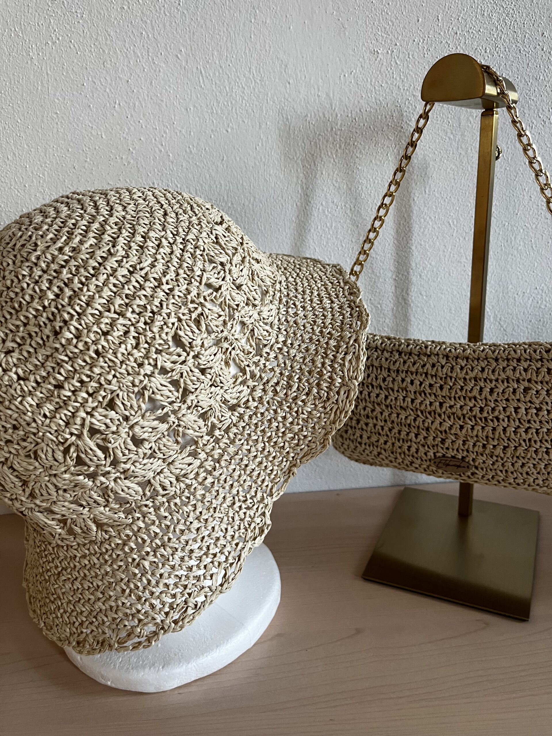 Kvačkana torbica in klobuk iz jute - slika 3